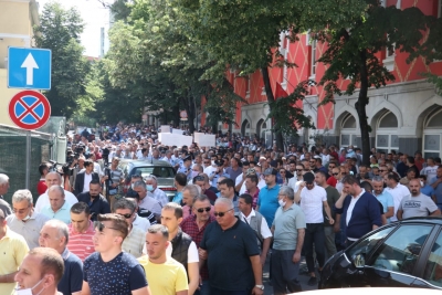 Transporti publik protestë para Ministrisë, çojnë urbanët dhe improvizojnë respektimin e masave:Të plotësohen kërkesat tona