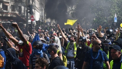 Francezët djegin Parisin, duan rroga më të larta dhe taksa më të ulëta