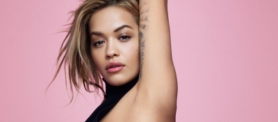 Rita Ora përshëndet nga avioni, këngëtarja mbërrin në Tiranë me look të ri