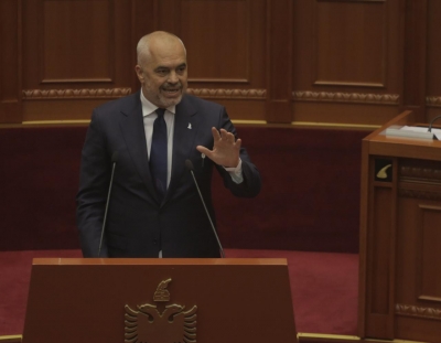 Lajthit kryeministri Edi Rama në parlament